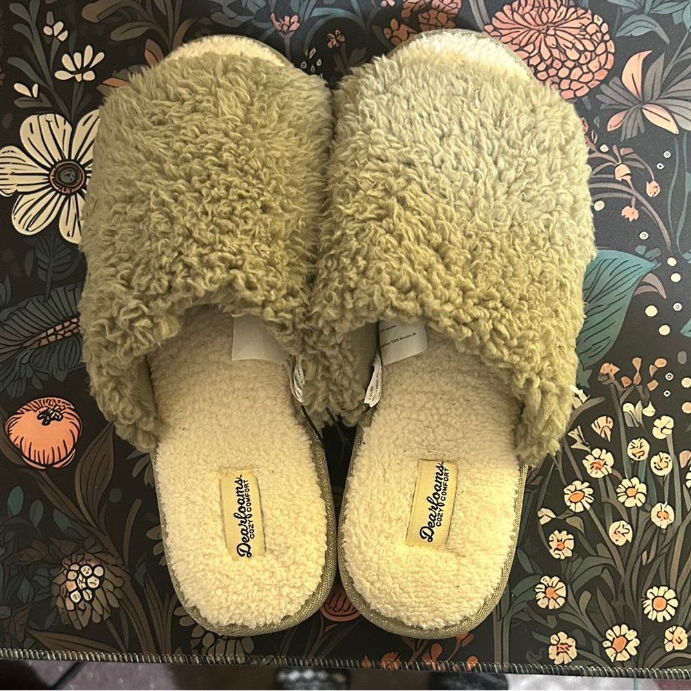 Dearfoams Women's Cozy Tan Slippers